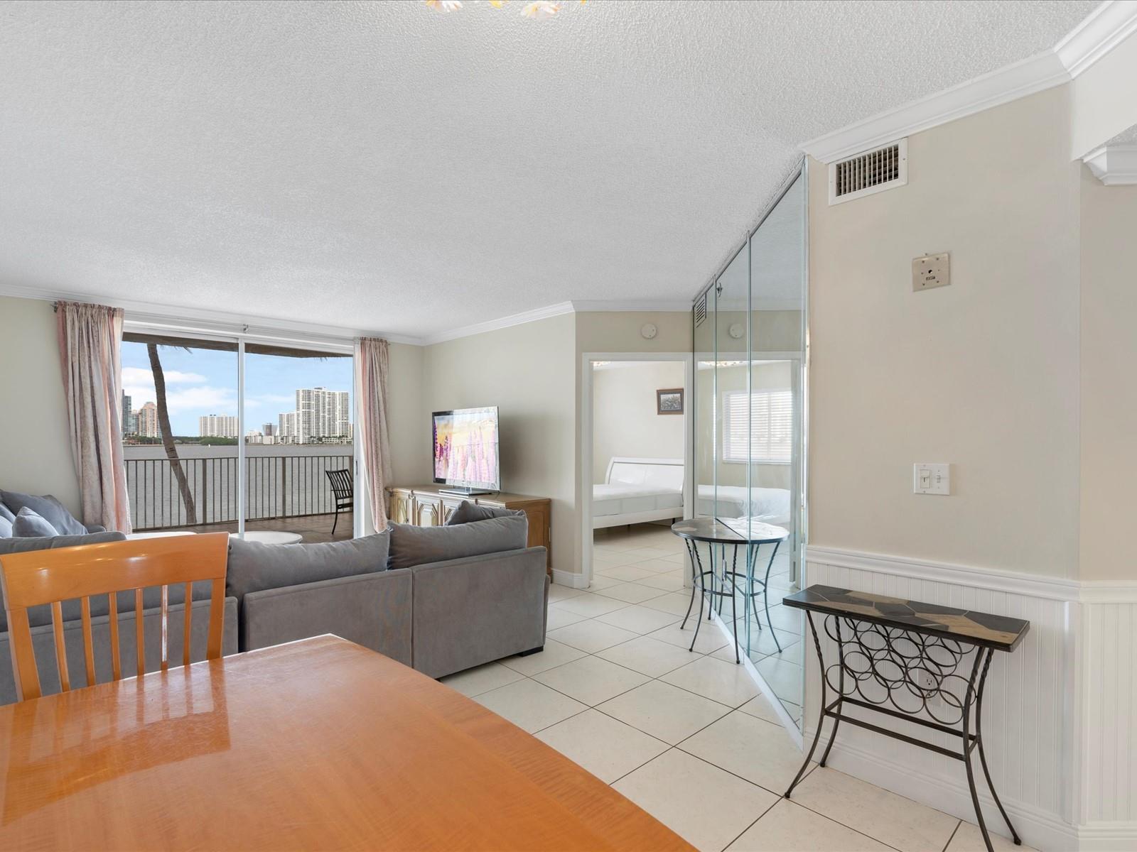 LES PELICANS CONDO - Residential