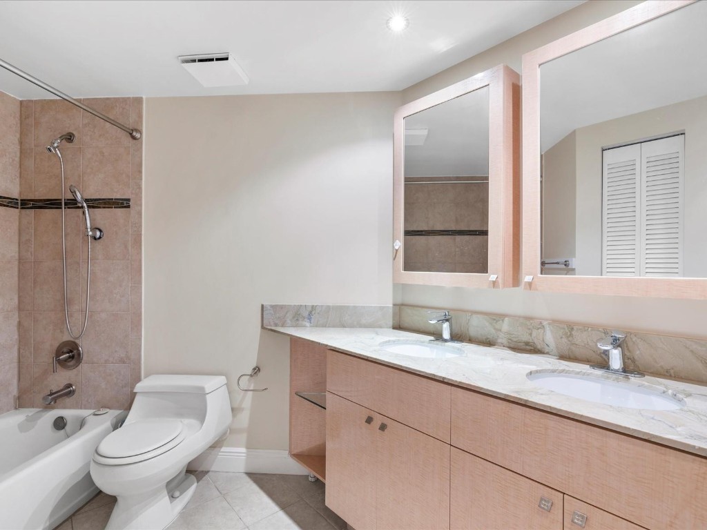 LES PELICANS CONDO - Residential