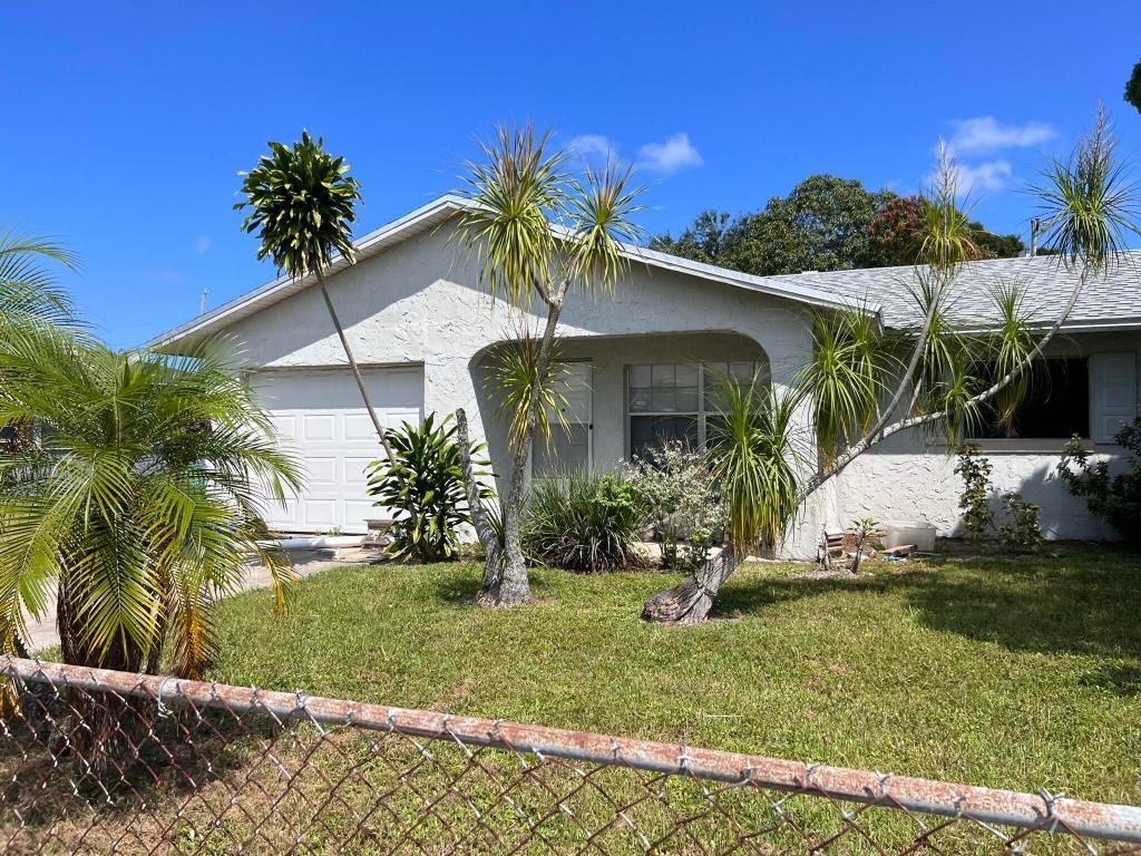 Photo of 114 Camelot Drive, Fort Pierce, FL 34946 (MLS # R10933126)