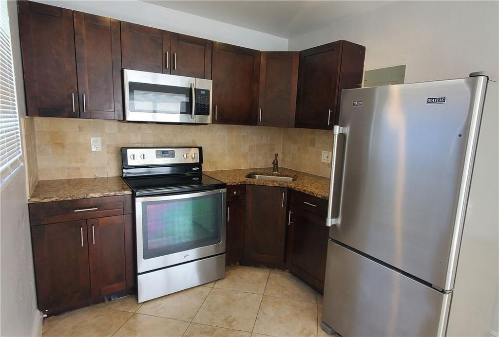 Photo of 215 SW 16th St #1, Fort Lauderdale, FL 33315 (MLS # F10404232)