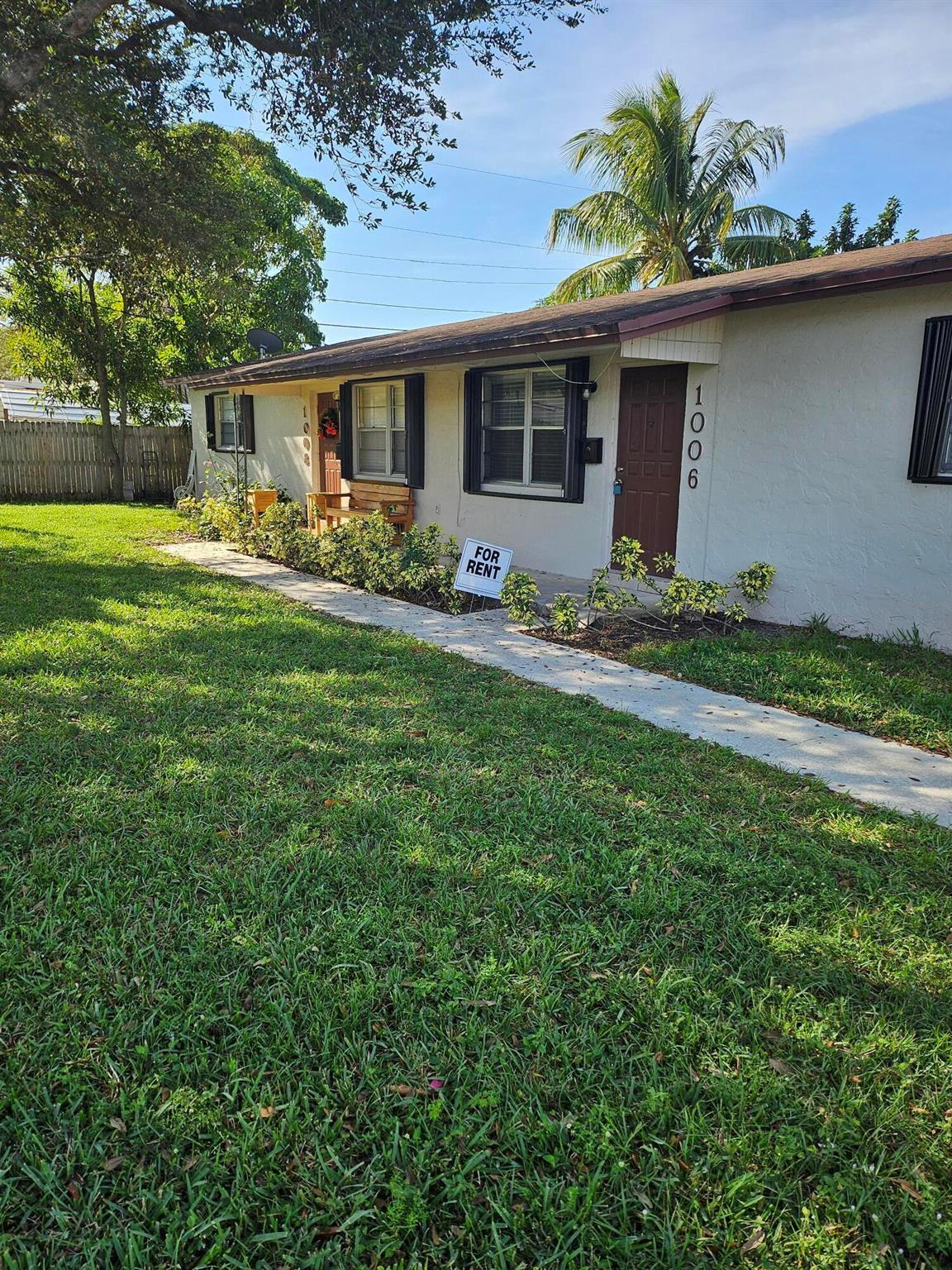 2 bedroom 1 bath Centrally located in heart of WPB. Easy access to I95, shopping, and airport. Family friendly neighborhood with local parks and schools. Easy access to shopping and local dining.