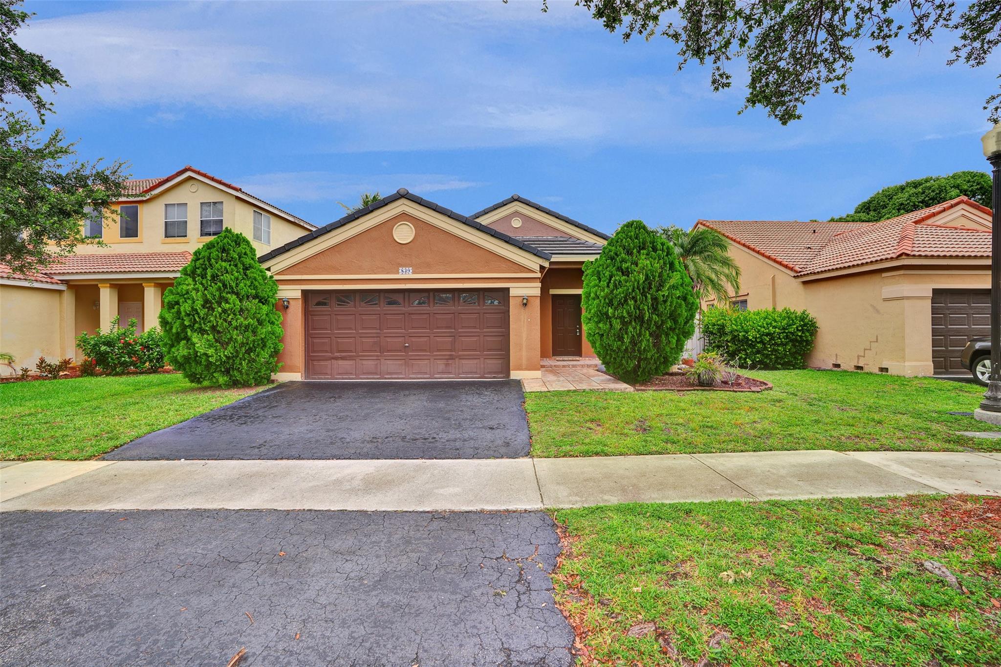 Located in the desirable gated North Lakes community, this beautifully maintained single-story home features 3 bedrooms, 2 bathrooms, a 2 car garage, and a fenced backyard. The kitchen boasts granite counters and plenty of storage while the main suite offers a walk-in closet and updated bath. Enjoy community amenities including a pool, playgrounds, and trails. Walking distance to Eagle Point Elementary and Eagle Point Park and near Weston Town Center and top-rated schools.