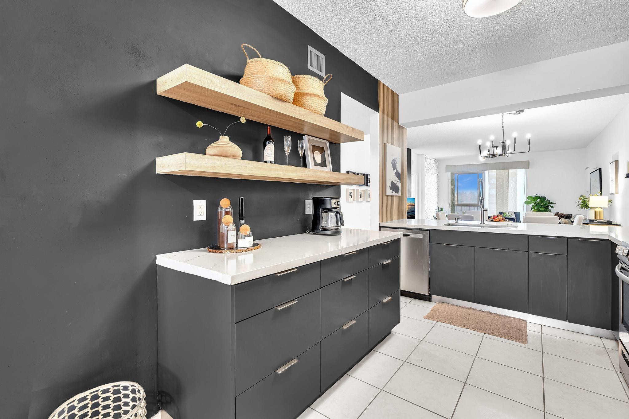 SOUTHAMPTON CONDOMINIUM J - Residential