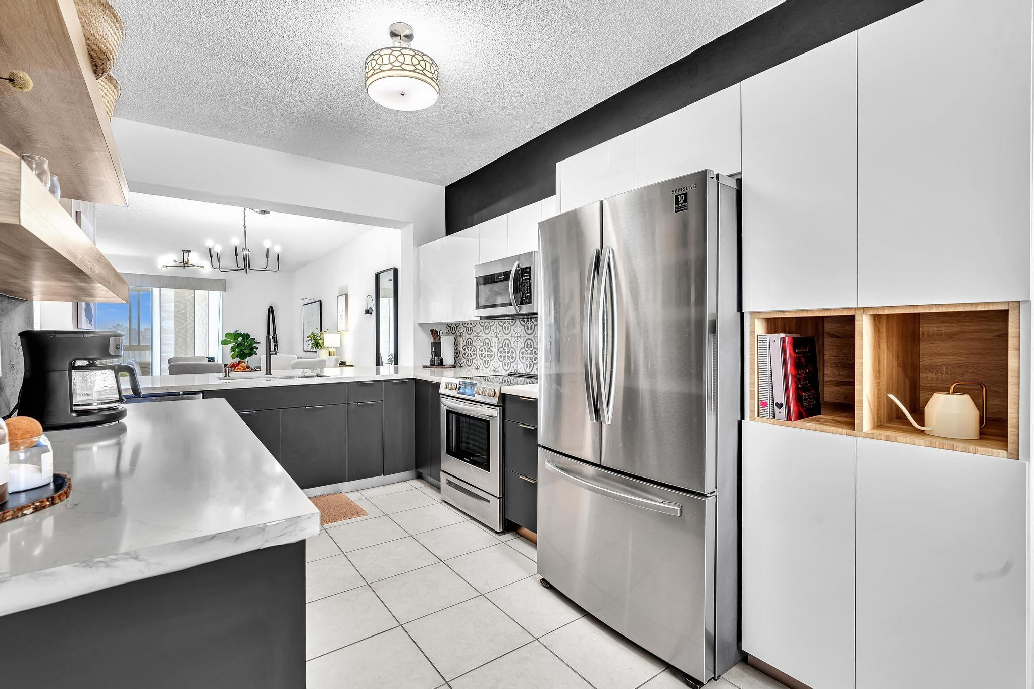 SOUTHAMPTON CONDOMINIUM J - Residential