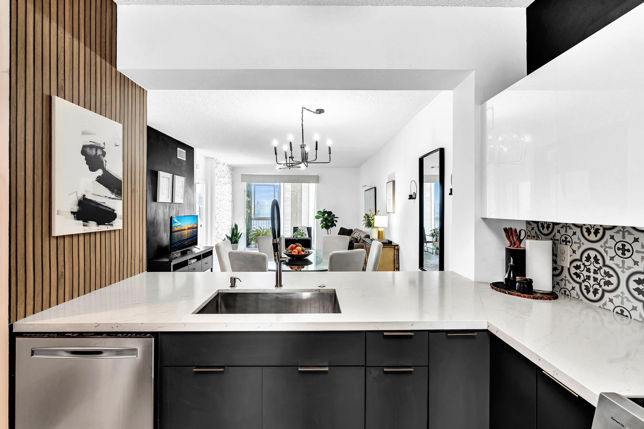 SOUTHAMPTON CONDOMINIUM J - Residential