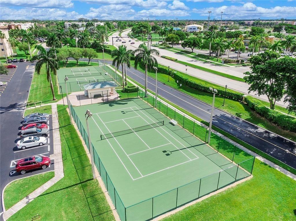 SOUTHAMPTON CONDOMINIUM J - Residential