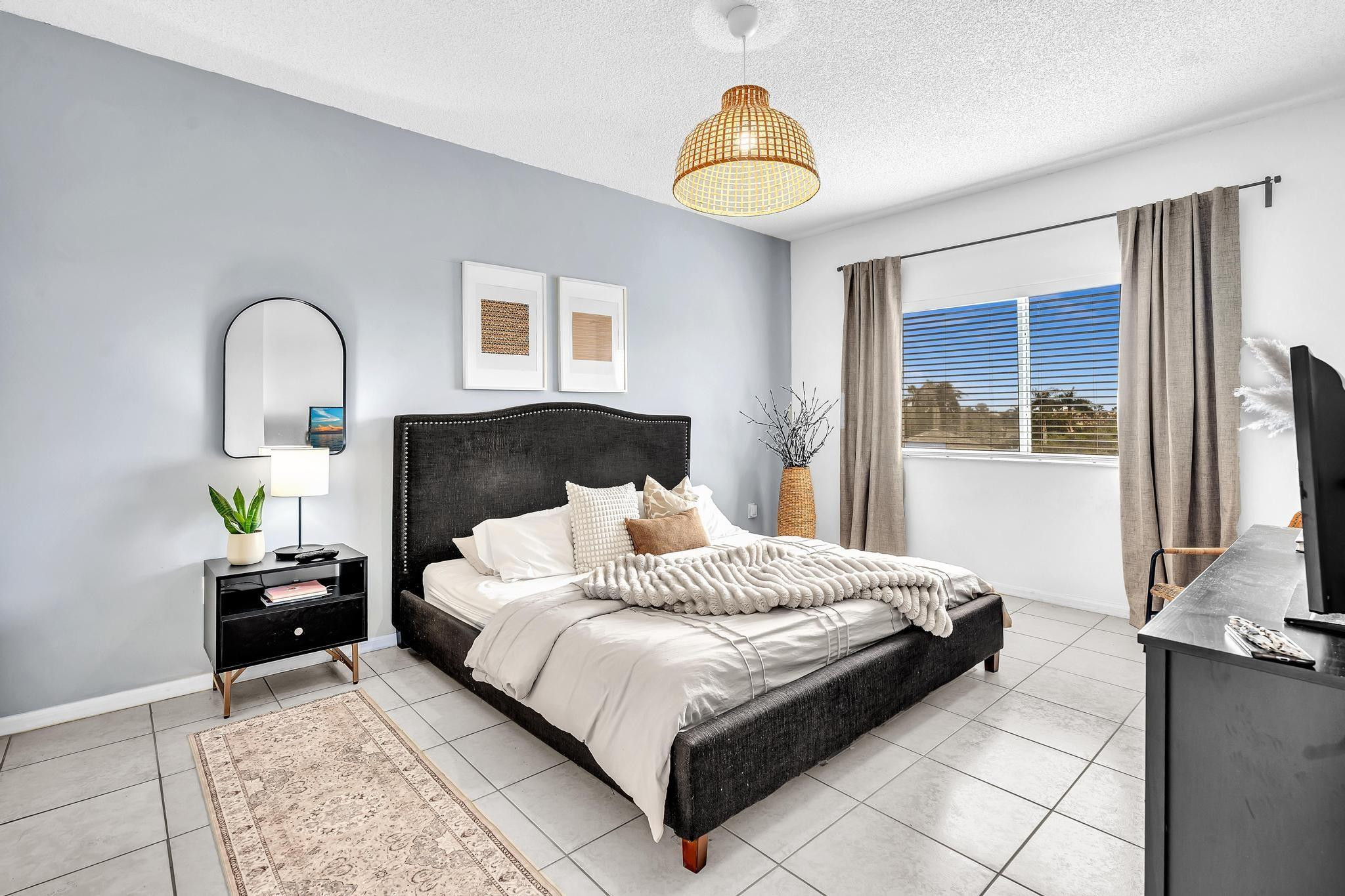 SOUTHAMPTON CONDOMINIUM J - Residential