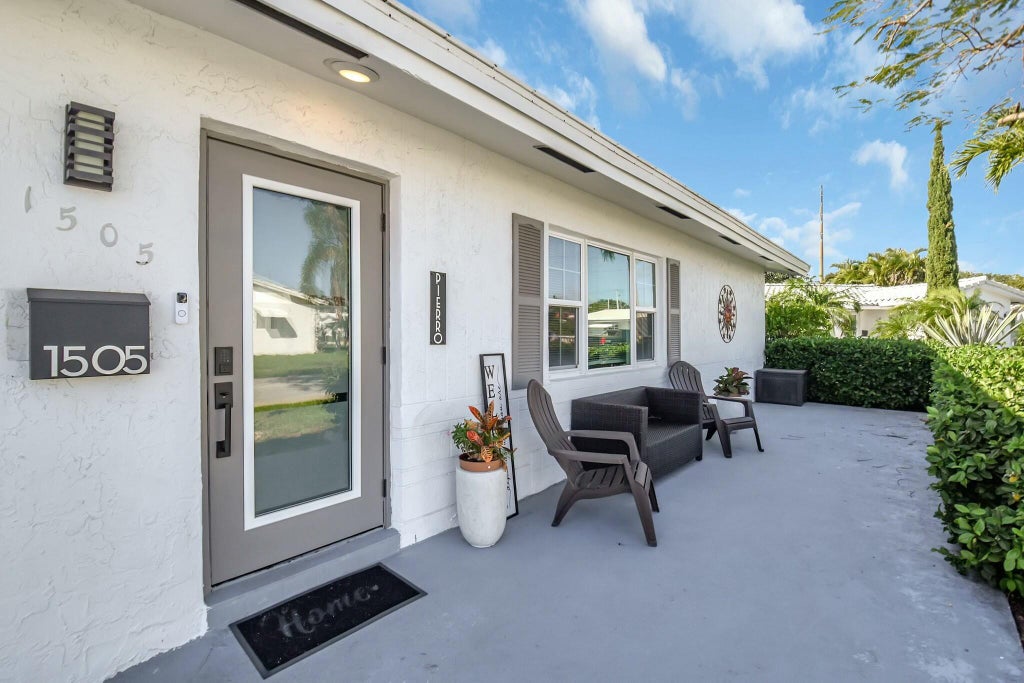 Photo of 1505 SW 20th Street, Boynton Beach, FL 33426 (MLS # R11063072)