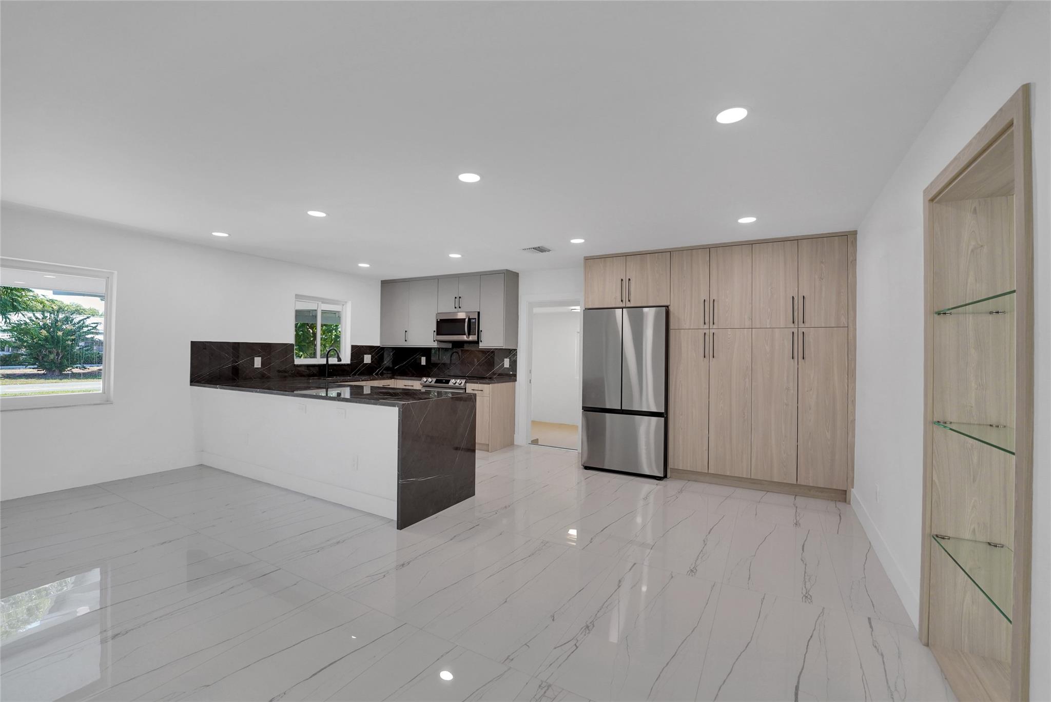 121 SE 8th St