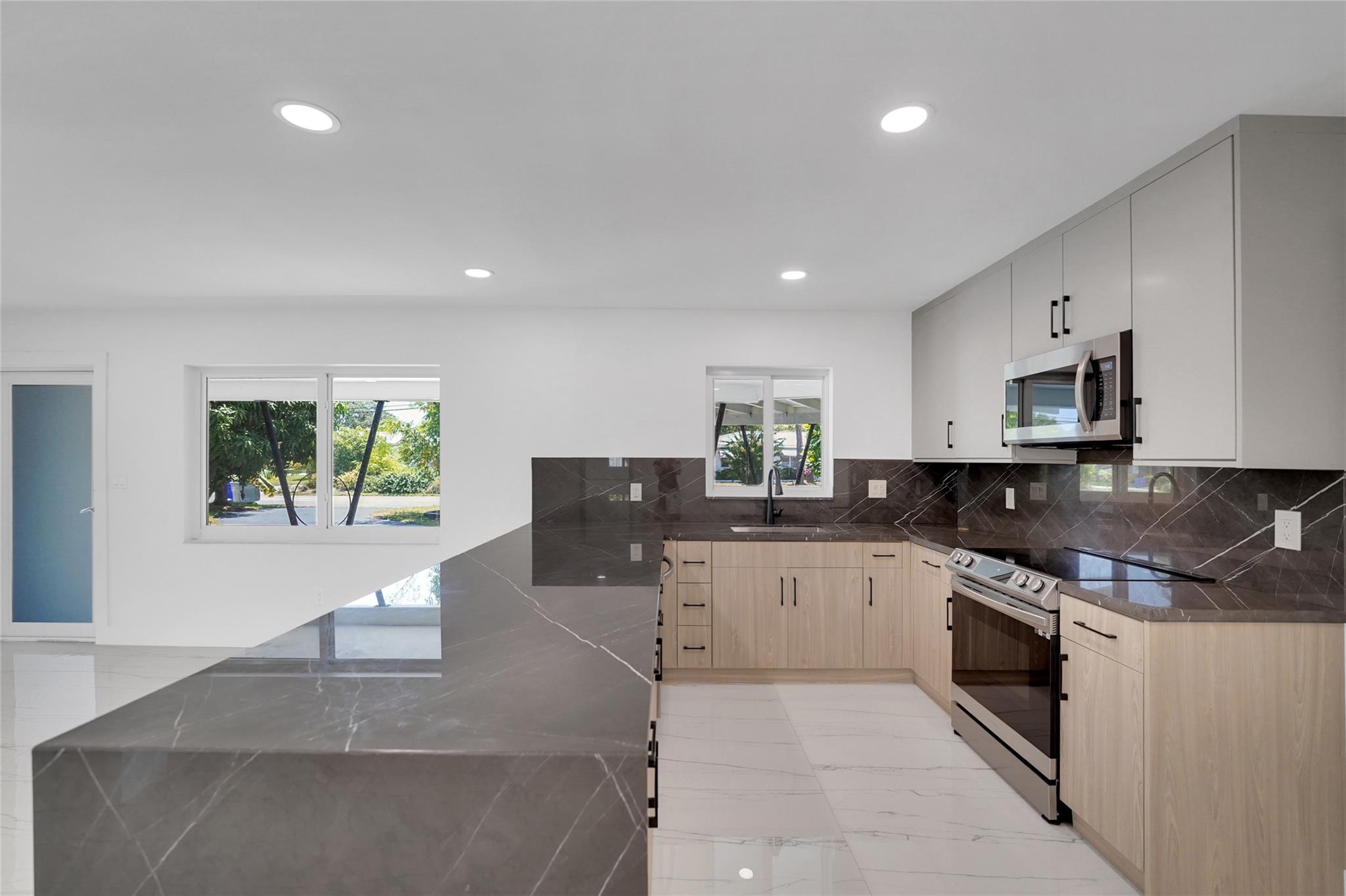121 SE 8th St