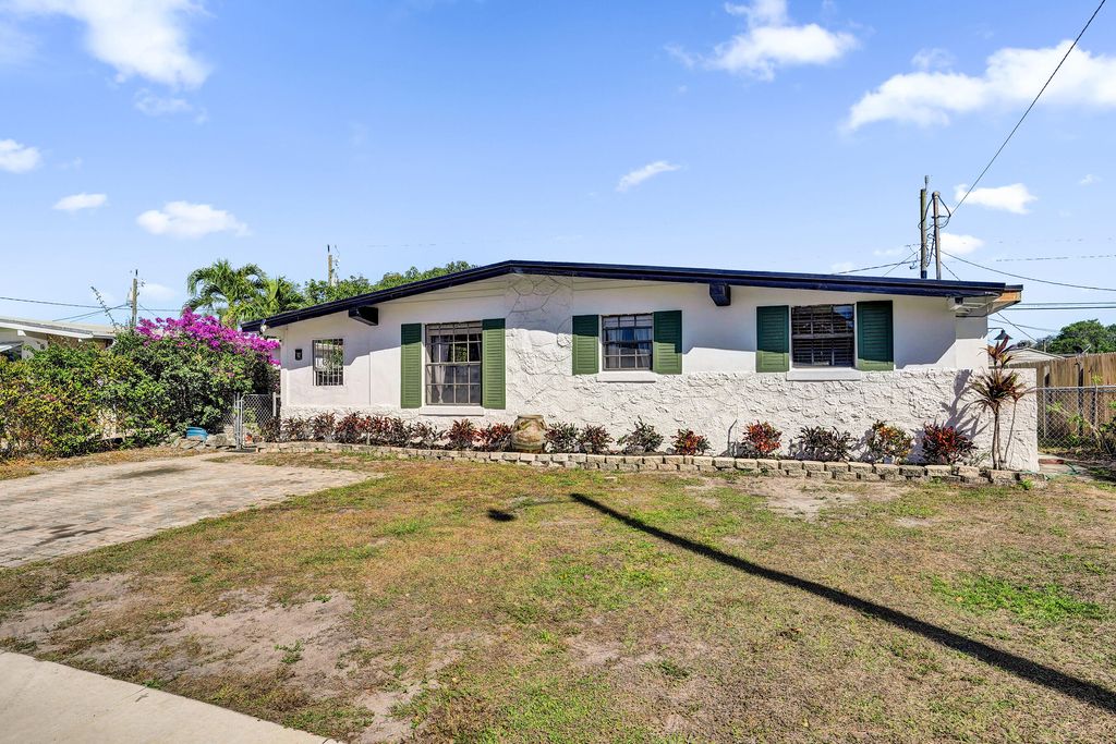 Photo of 62 Barbados Drive, Lake Worth Beach, FL 33461 (MLS # R11166697)
