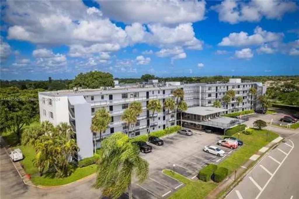 Photo of 9235 SW 8th 402 Street #402, Boca Raton, FL 33428 (MLS # R11091654)