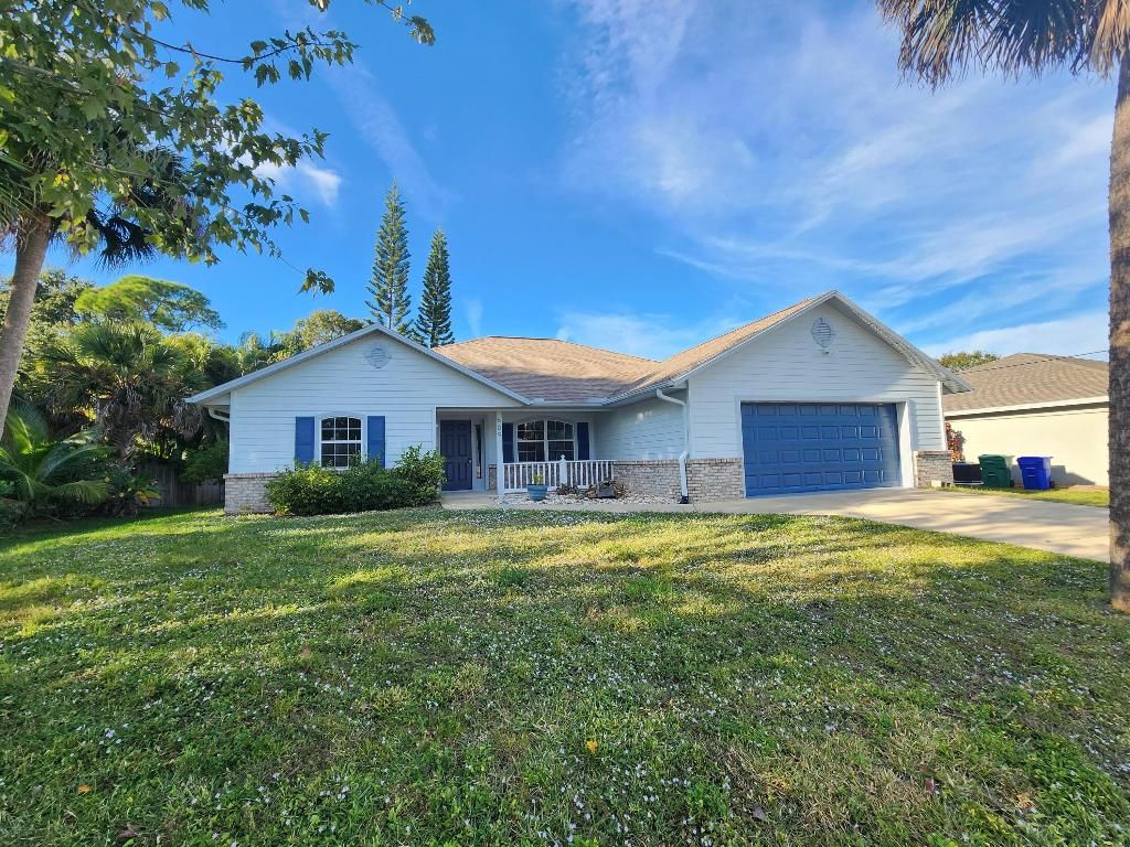 Photo of 609 Brookedge Terrace, Sebastian, FL 32958 (MLS # R11152381)