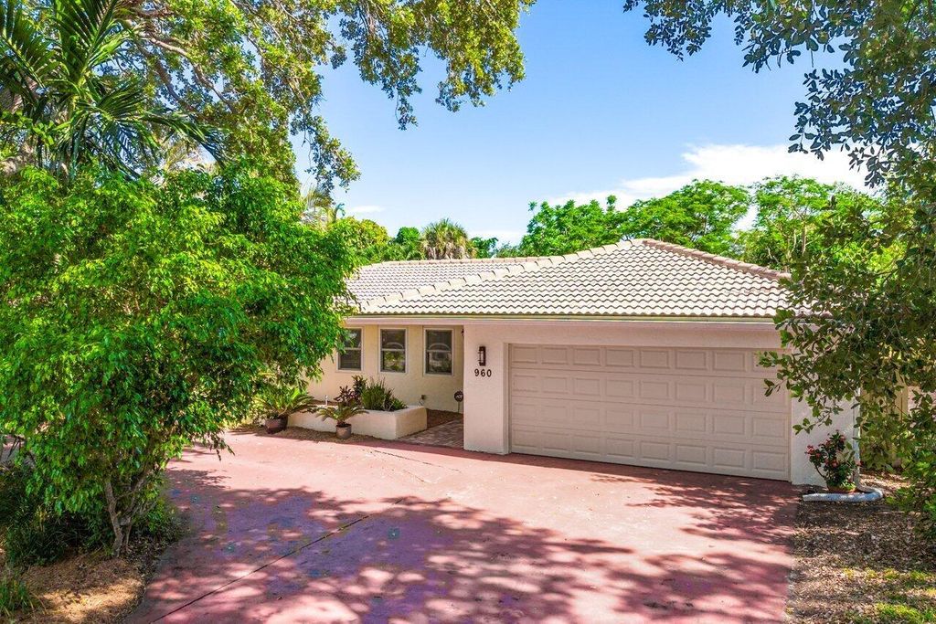 Photo of 960 SW 20th Street, Boca Raton, FL 33486 (MLS # R10992572)