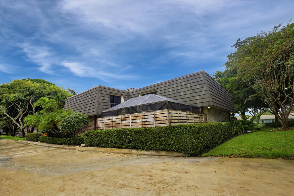 Photo of 1011 10th Terrace, Palm Beach Gardens, FL 33418 (MLS # R10893618)