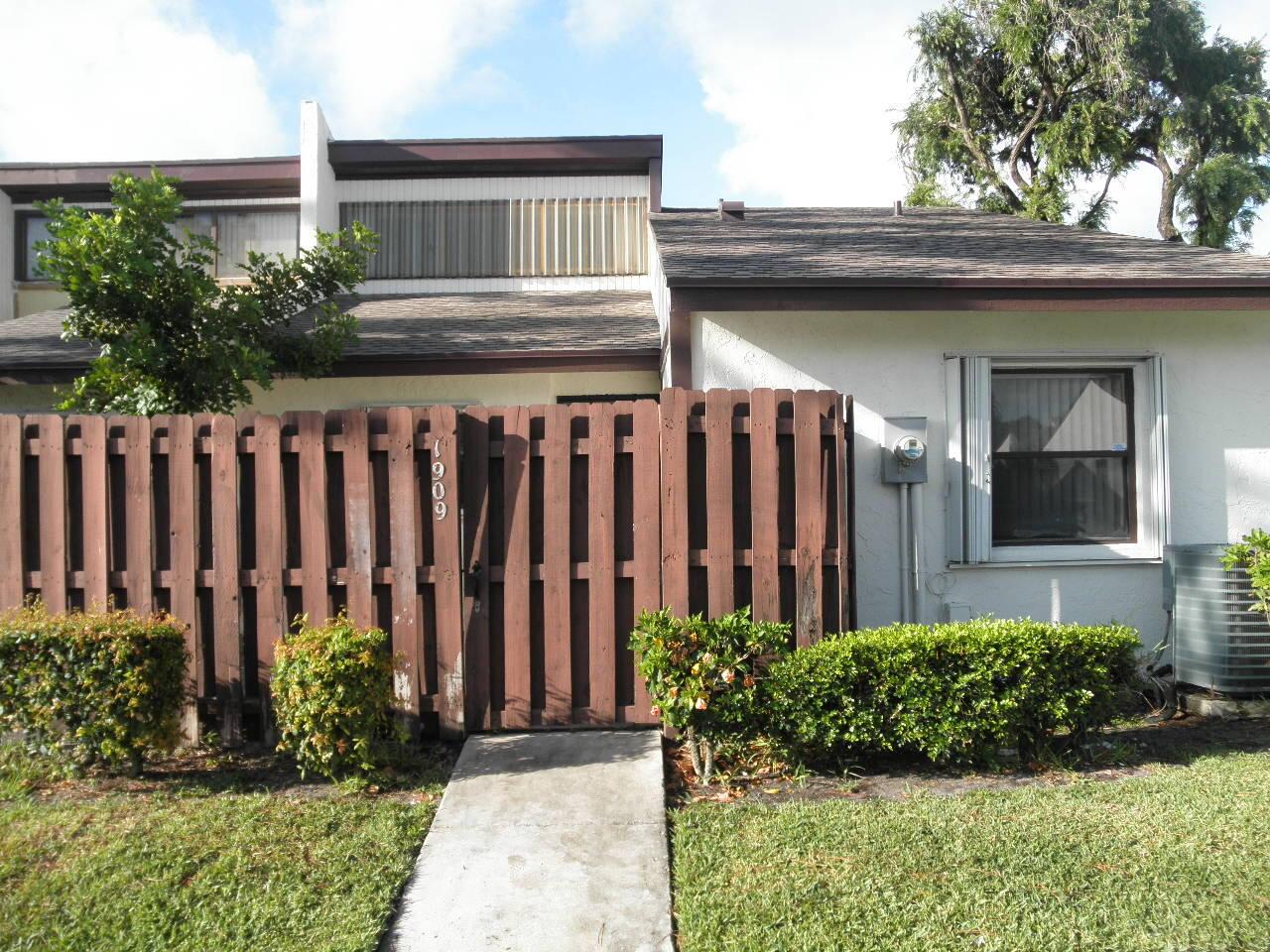 Lakefront Duplex with a loft that backs up to open greenspace. All new carpet and paint, vaulted ceilings, new appliances, privacy fenced courtyard, large open patio with lawn service included. (2) Vehicles MAX. FIRST & SECURITY MOVE IN!