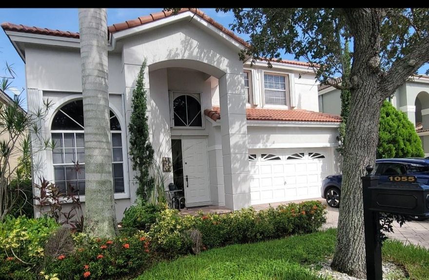 Beautiful solar heated, 4bedroom 3 bath home for sale in the heart of Coral Springs. Priced to sell quick. Home has a new roof; it was recently changed in January 2025.
2 Story home located in gated Lennox Isles