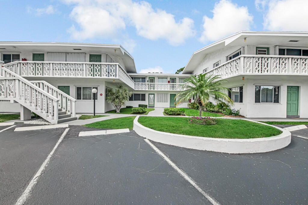 Photo of 2004 Lake Osborne Drive #4, Lake Worth Beach, FL 33461 (MLS # B26023201)