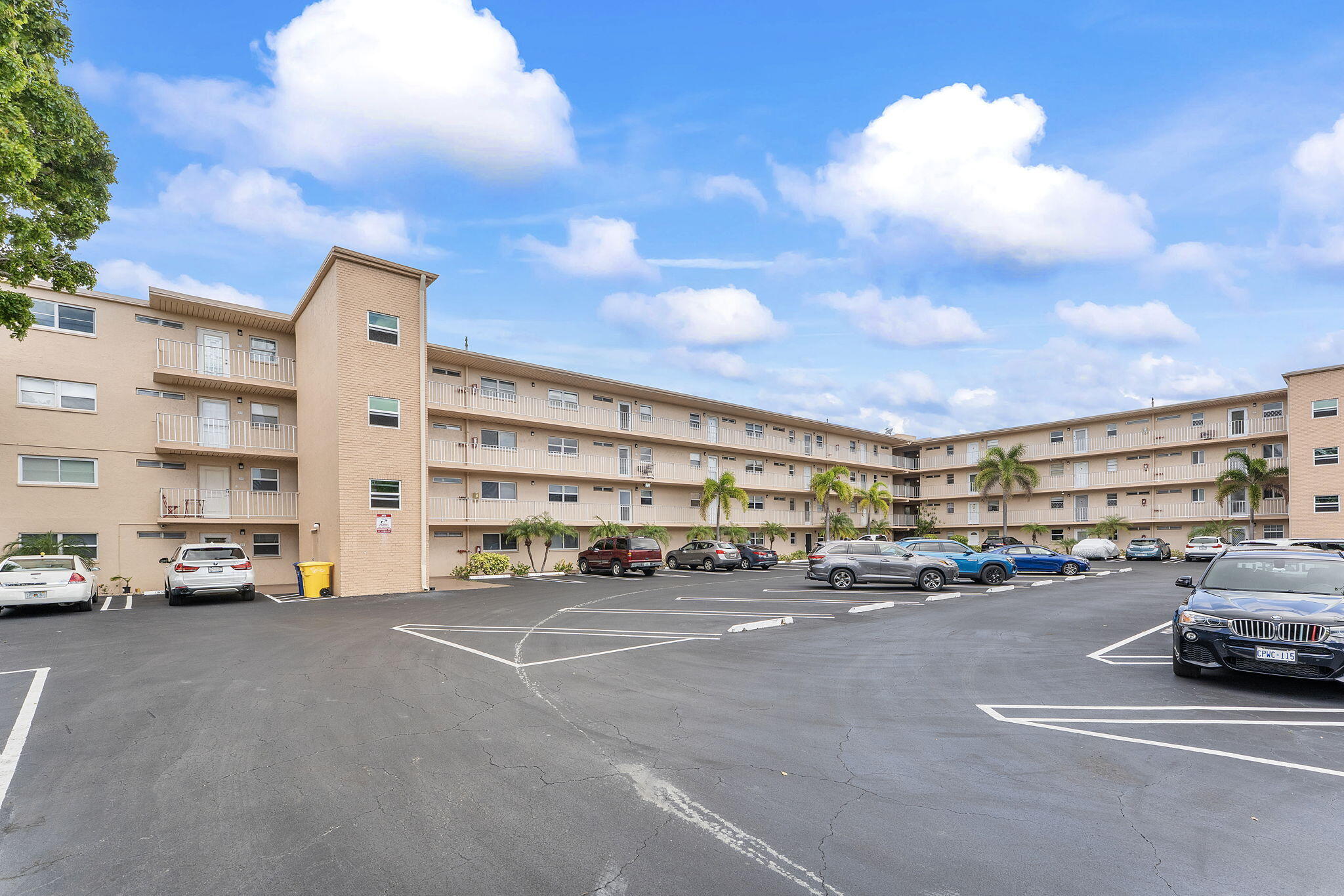 VILLAGE ROYALE GREENTREE CONDO - Residential