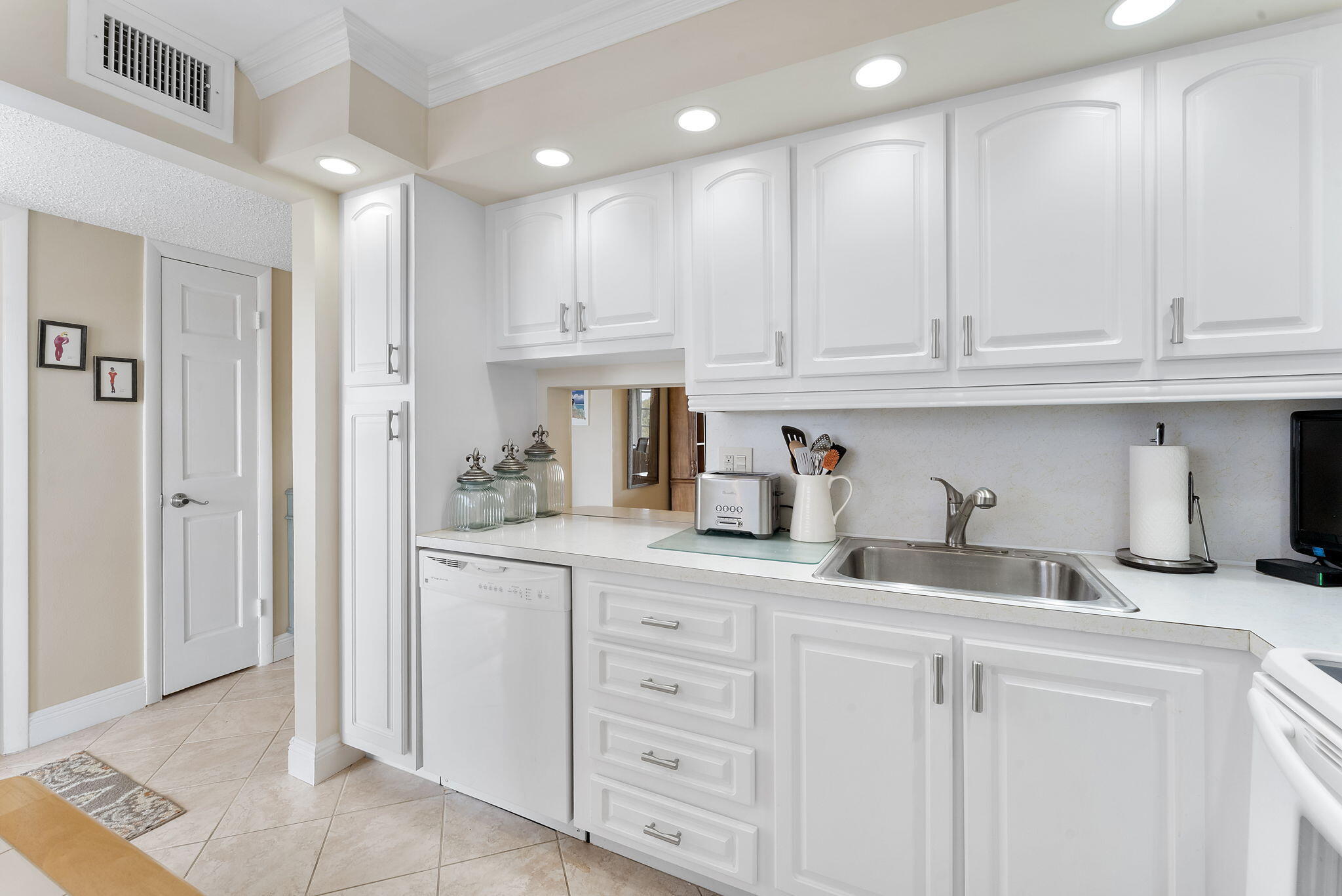 VILLAGE ROYALE GREENTREE CONDO - Residential