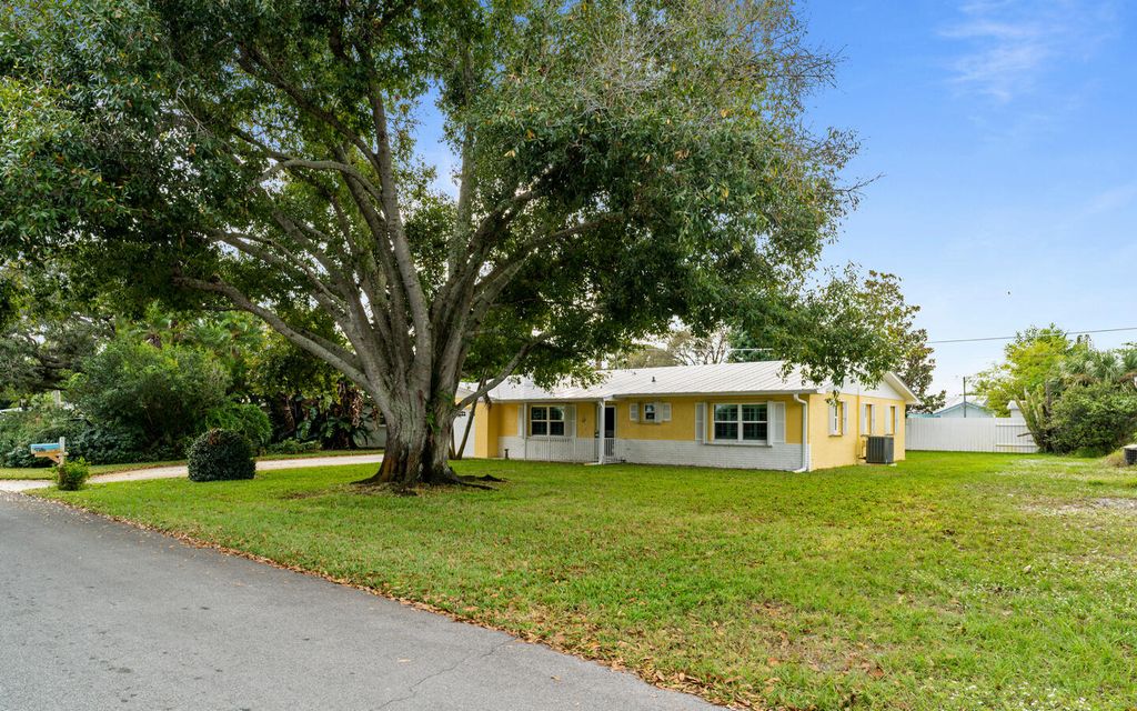 Photo of 1300 SE Starfish Lane, Stuart, FL 34996 (MLS # R10953941)