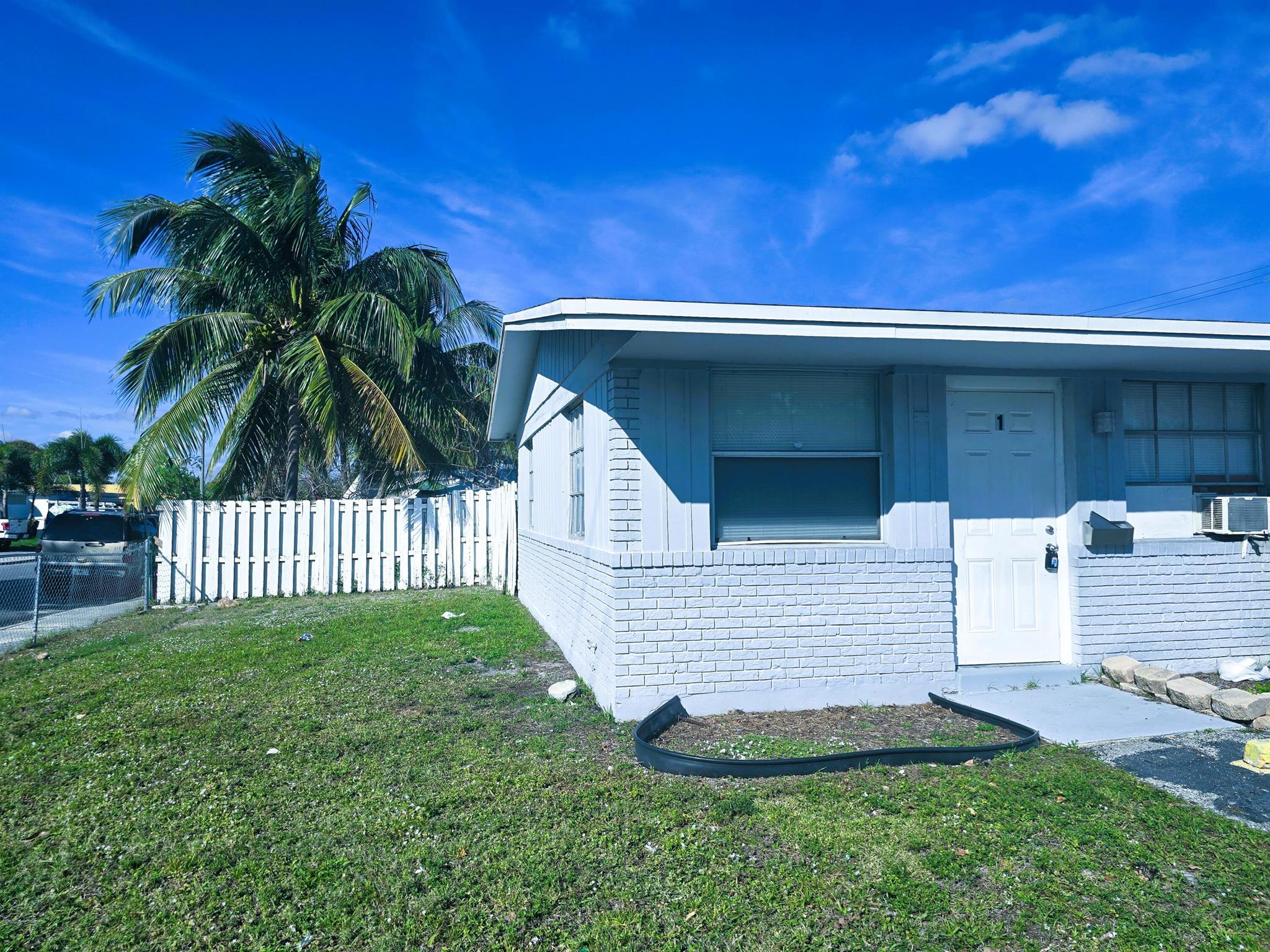 Good opportunity and beautiful unit, recently painted and remodeled, waiting for the right tenant. Schedule your appointment today, apartment close to everything, close to downtown Lake Worth, supermarkets, restaurant, Beach, Hospital, hospital, I-95 etc. Easy move in.