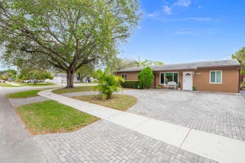 4 beds bed, 3 baths bath property at 6500 Sw 16th Court, Pompano Beach, FL 33068