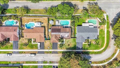 Single Family Residence in Davie FL 811 Monticello Ave 48.jpg
