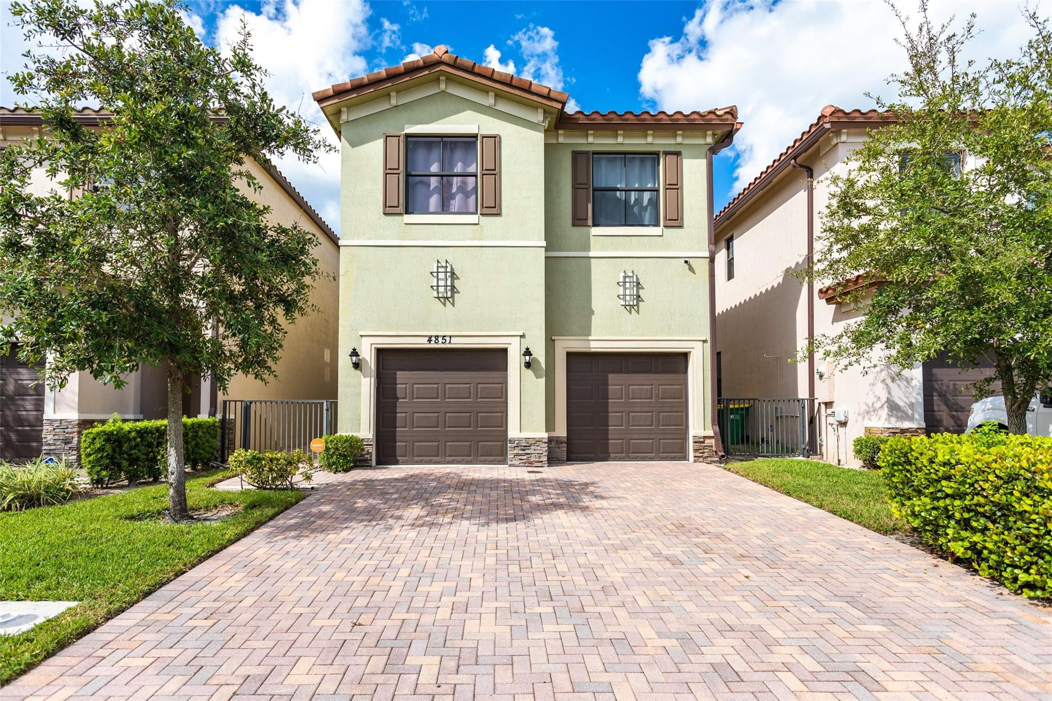 Spacious 4-Bedroom Home for Rent in Tamarac, FL – Modern Comfort Meets Convenience!
This beautifully maintained 4-bedroom, 2.5-bathroom residence offers the perfect blend of style, space, and functionality—ideal for families, professionals, or anyone looking to enjoy South Florida living at its finest. Upstairs, you will find four generously sized bedrooms, including a primary suite complete with a walk-in closet and private en-suite bathroom. Do not miss this opportunity to live in a desirable Tamarac community with everything you need right at your doorstep. Schedule your private tour today!
