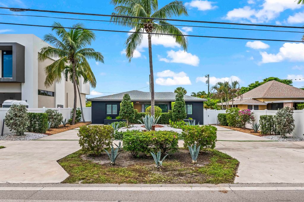 Photo of 214 S Swinton Avenue, Delray Beach, FL 33444 (MLS # R11130506)