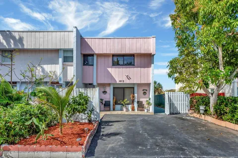 880 SW 80 Avenue Unit B, North Lauderdale, FL MLS: R11064526