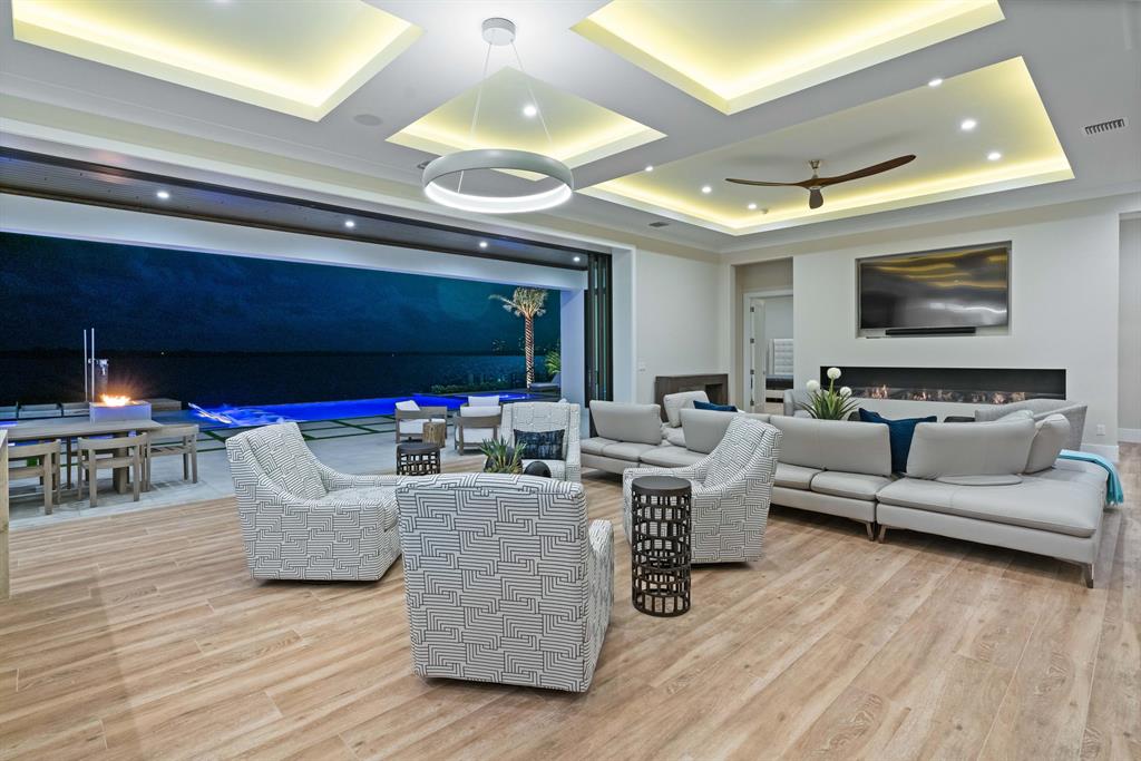 YACHT CLUB - Residential