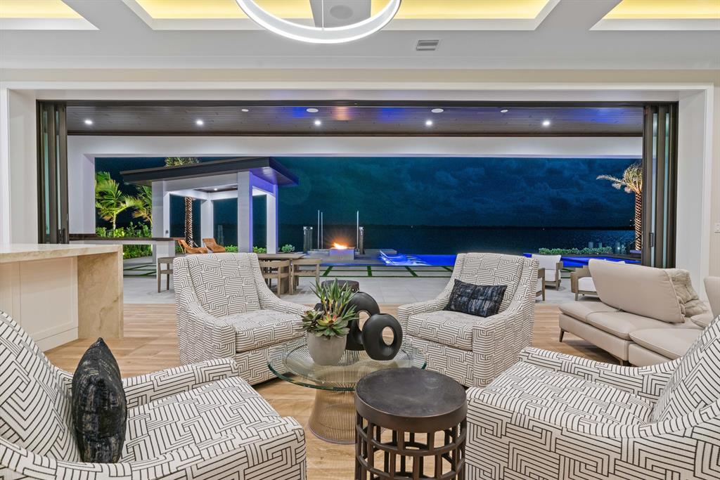 YACHT CLUB - Residential