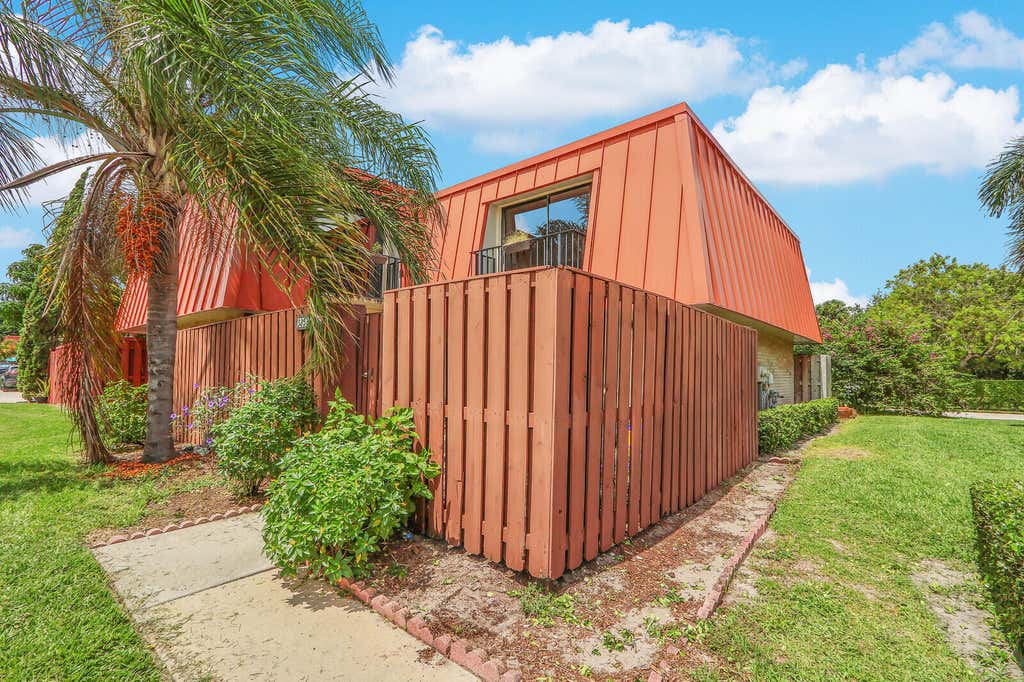 Photo of 3358 Meridian Way N #B, Palm Beach Gardens, FL 33410 (MLS # B26065854)