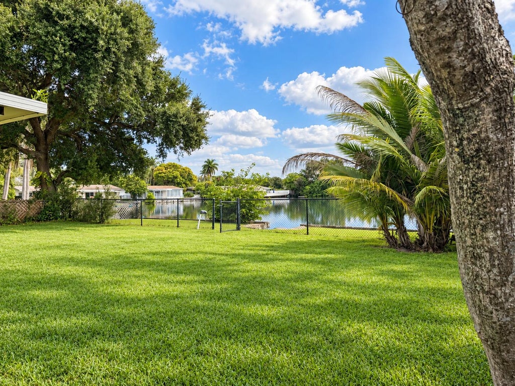 Photo of 531 SW 11TH Avenue, Hallandale Beach, FL 33009 (MLS # B26077153)
