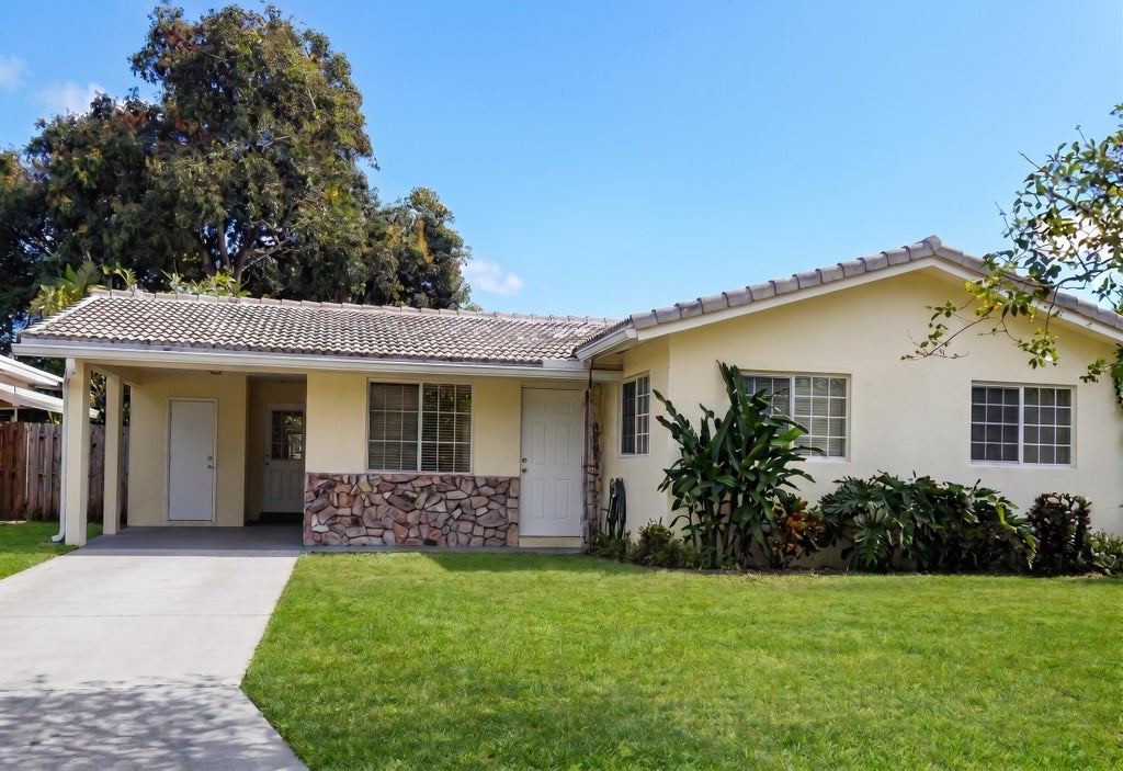 Photo of 531 SW 11TH Avenue, Hallandale Beach, FL 33009 (MLS # B26077153)