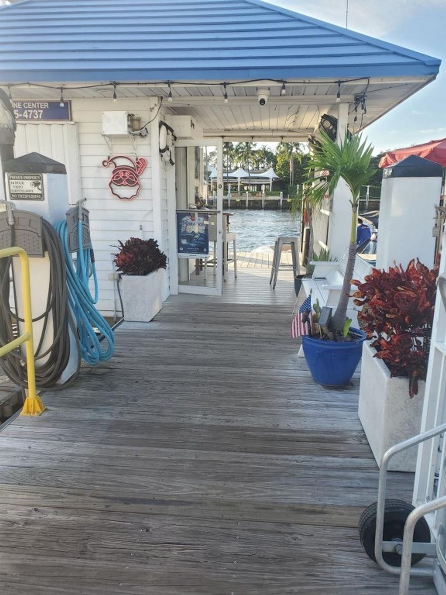 Great store front - A1A & Intracostal. Busy walking traffic. Lots of Beach walkers. Perfect for ice cream yogurt.