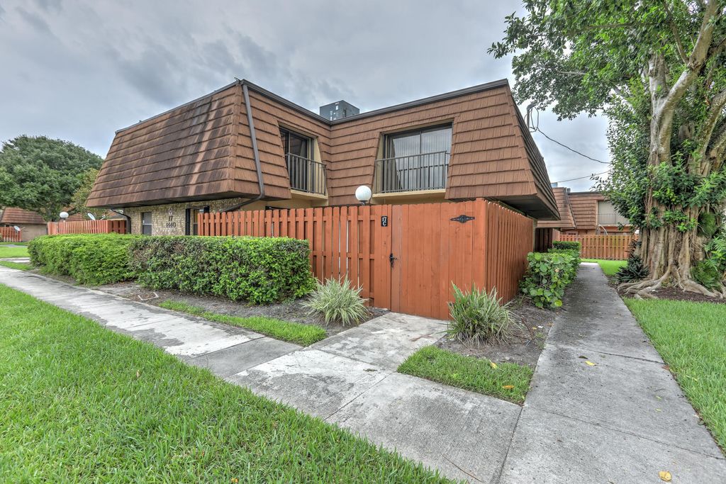 Photo of 1440 N Lawnwood Circle #17-C, Fort Pierce, FL 34950 (MLS # R10962989)