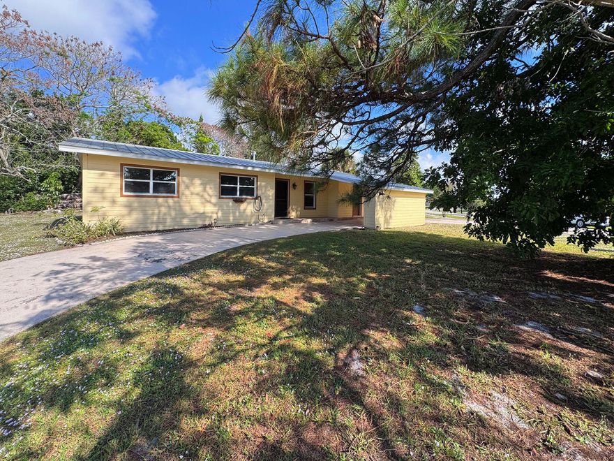 LARGE OVERSIZE CORNER LOT! MINUTES TO ST. LUCIE RIVER AND RIVER PARK MARINA WITH PARK, PLAY AREA, PICNIC TABLES AND BOAT RAMP. COVERED PARKING WITH CIRCULAR DRIVE WAY. No HOA!  CLOSE TO SHOPPING,  LAUNDRY ROOM INCLUDES WASHER AND DRYER. TILE FLOORING THROUGHOUT. MASTER WALK-IN CLOSET.HOUSE IS BEING SOLD ''AS IS'' HOUSE NEEDS SOME TLC BUT IS SOLID!