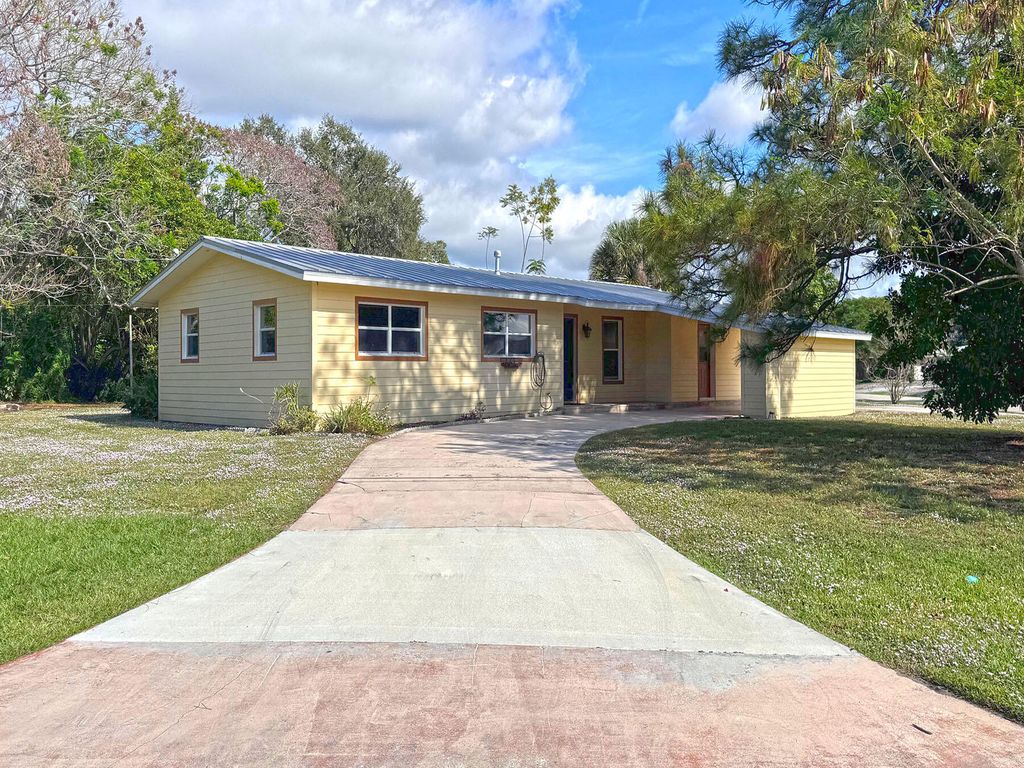 Photo of 401 SE Tranquilla Avenue, Port Saint Lucie, FL 34983 (MLS # R11145121)