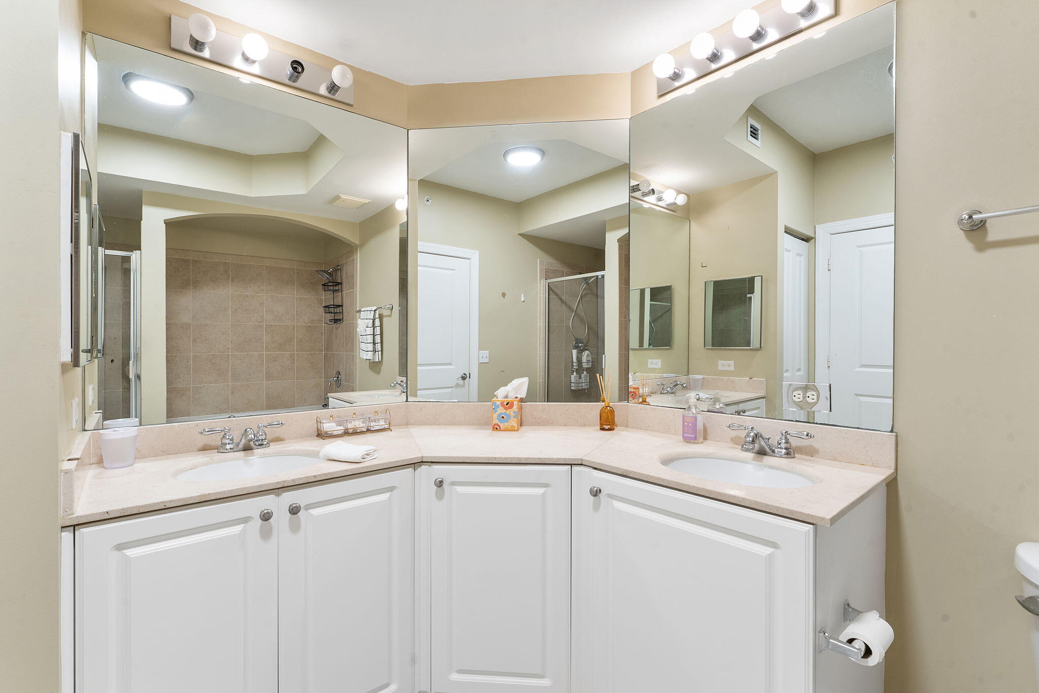 SAN RAPHAEL CONDOMINIUM - Residential