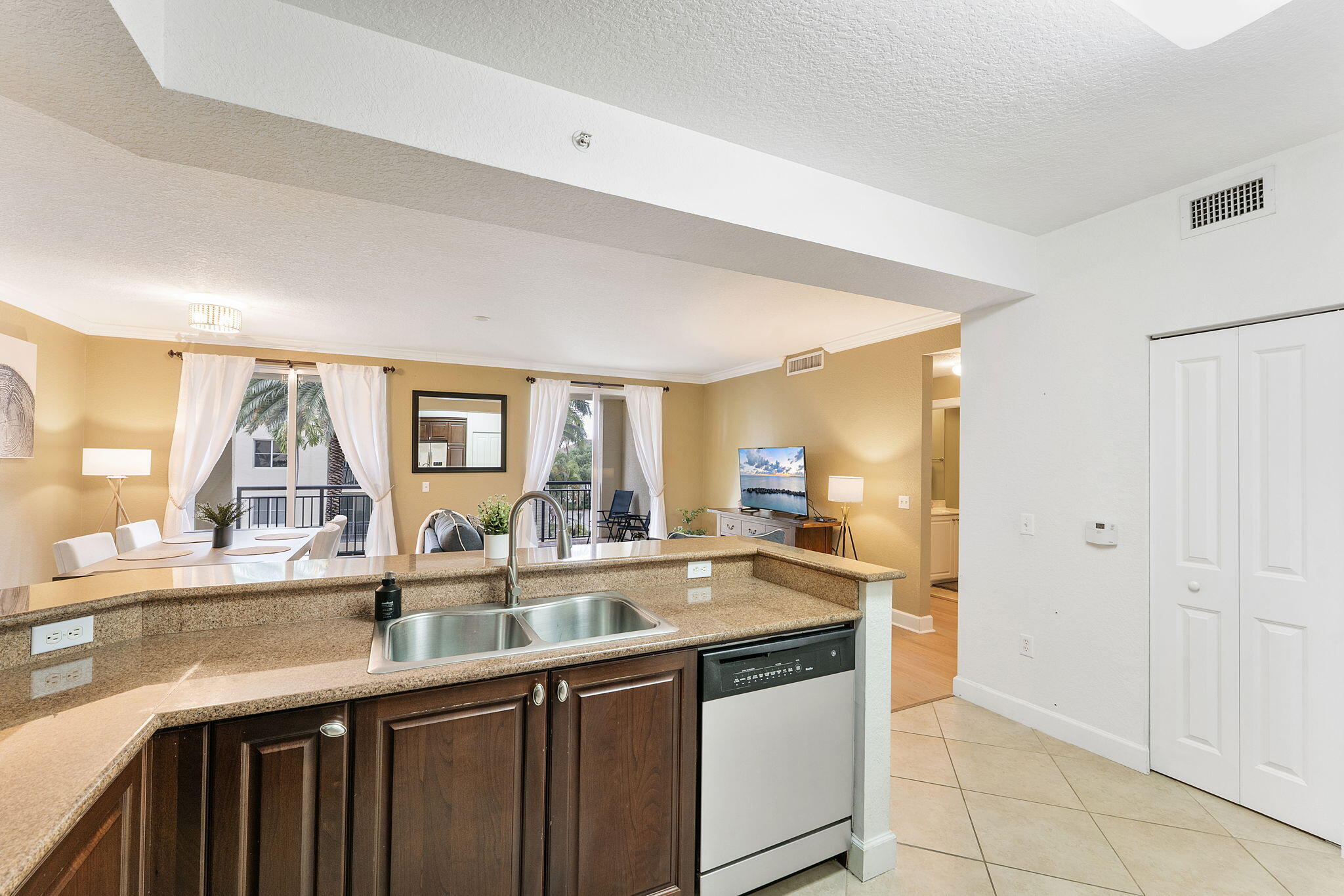 SAN RAPHAEL CONDOMINIUM - Residential