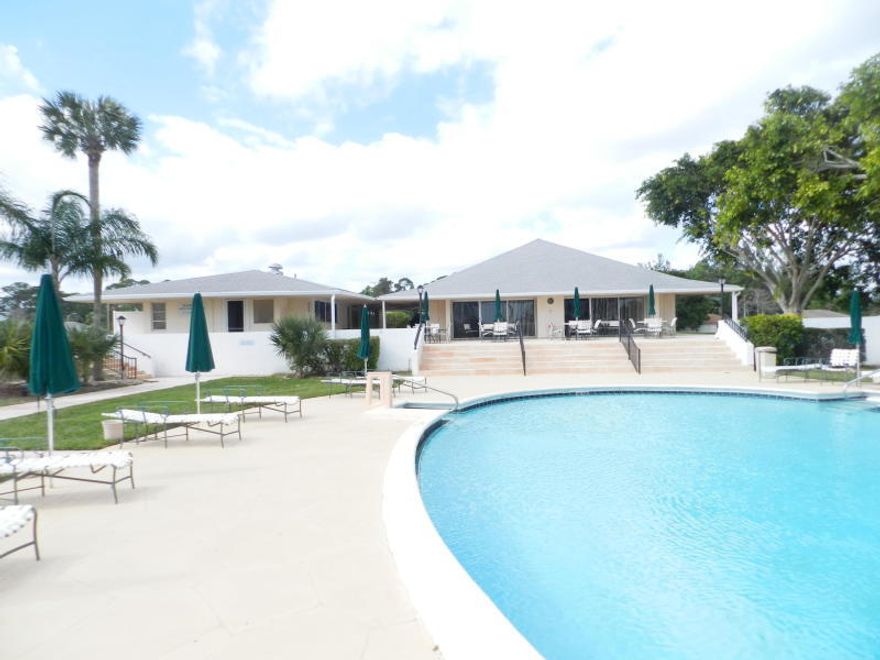 1st Floor wonderful neighbors, 
1 Bedroom 1 and 1/2  Baths
Parking close to Condo  Ready to be Moved in.