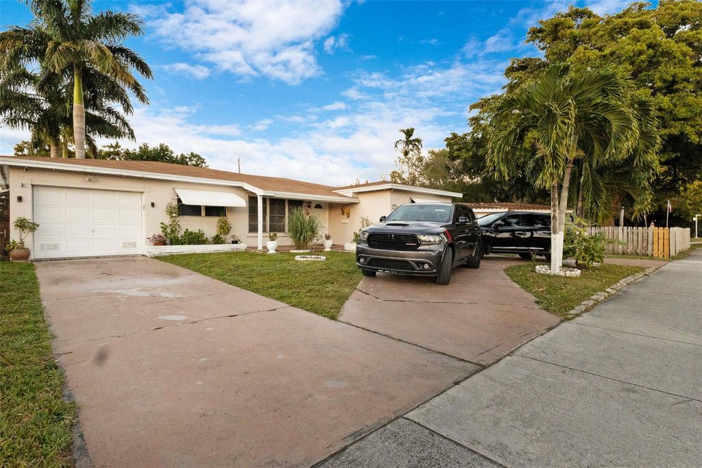 Photo of 3105 Hollywood Boulevard, Hollywood, FL 33021 (MLS # F10550664)