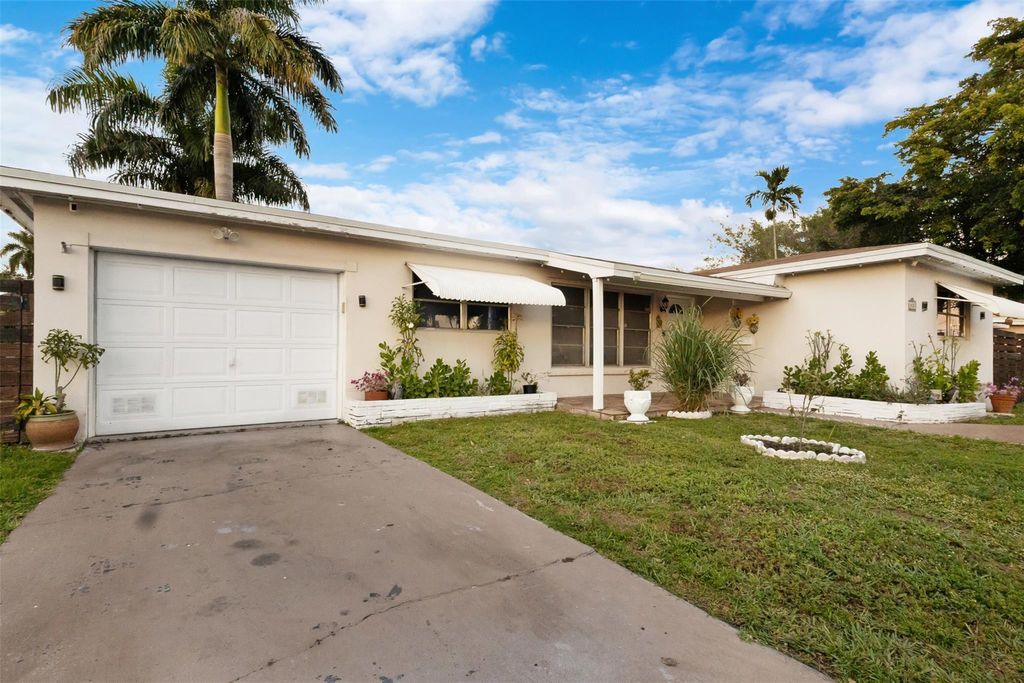 Photo of 3105 Hollywood Boulevard, Hollywood, FL 33021 (MLS # F10550664)