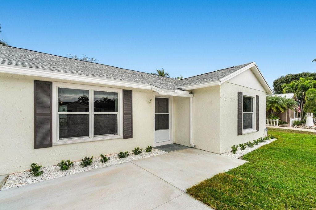 Photo of 160 Village Circle, Jupiter, FL 33458 (MLS # F10489181)