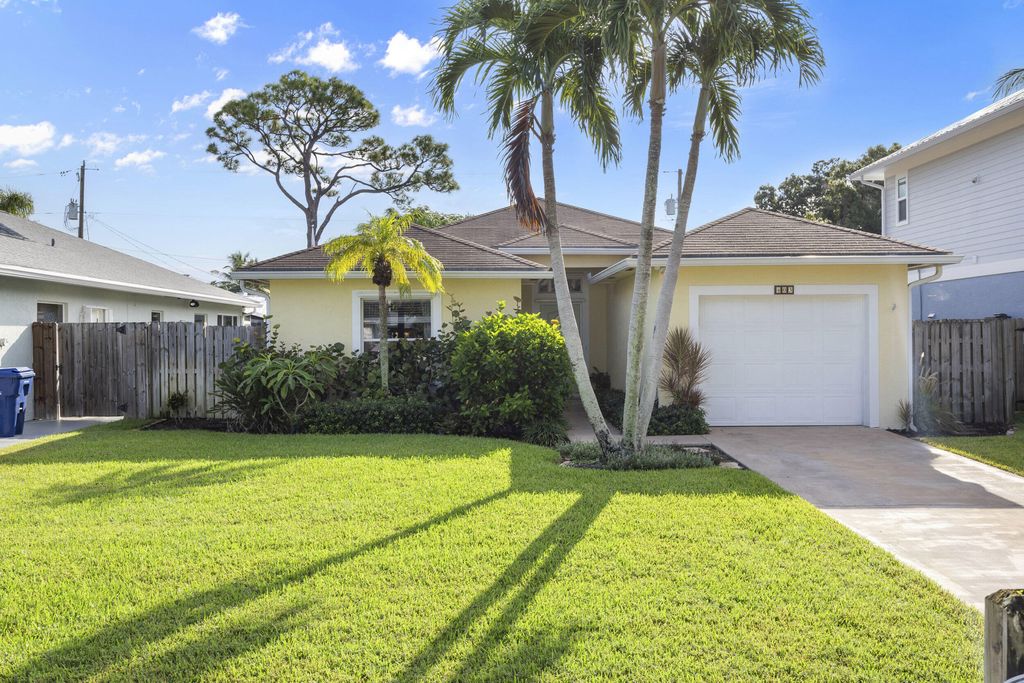 Photo of 403 N Perry Avenue, Jupiter, FL 33458 (MLS # R11033227)