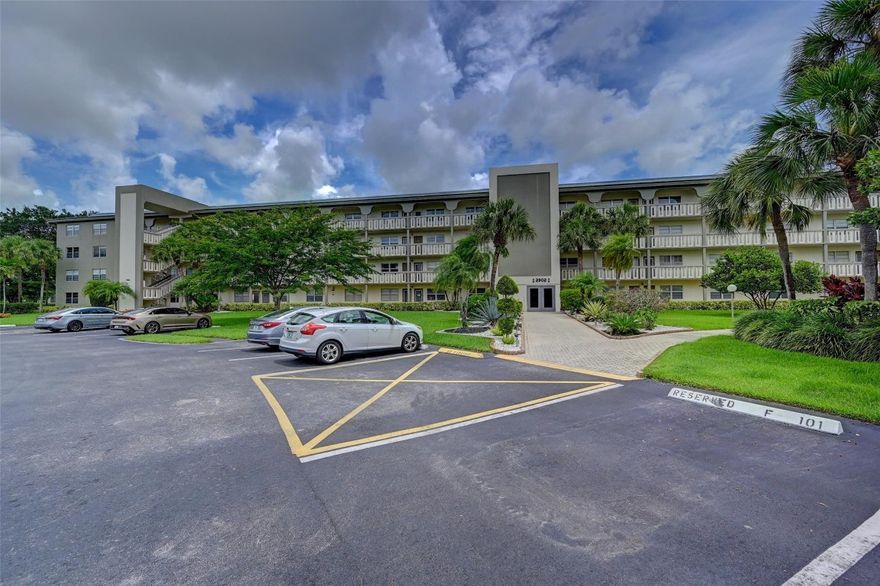 2/2 ABSOLUTELY GEORGEOUS GOLF/LAKE VIEW. SCREENED PATIO WITH HURRICANE SHUTTERS. BEAUTIFUL FURNITURE INCLUDED. A/C 2020. NEWER KITCHEN WITH UPGRADED CEILING WITH HIGH HATS LIGHTS. ASSOC REQUIRES 20% DOWN & 1 OCCUP 55+ VACANT/CLICK ON SHOWING ASSIST