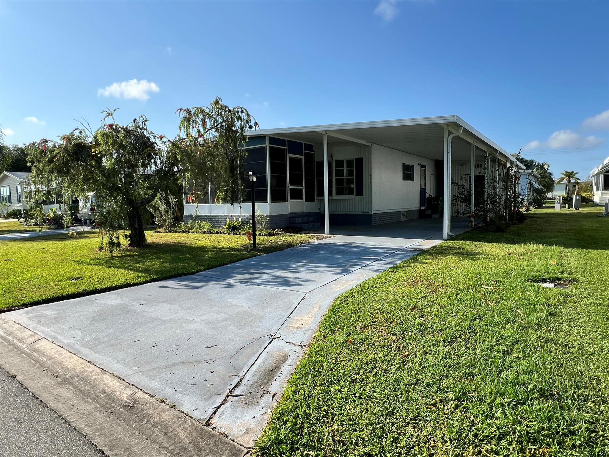 Nice 2 bedroom, 2 bath in a great community. New roof and flooring. Close to Indian River and Sebastian River for boating.