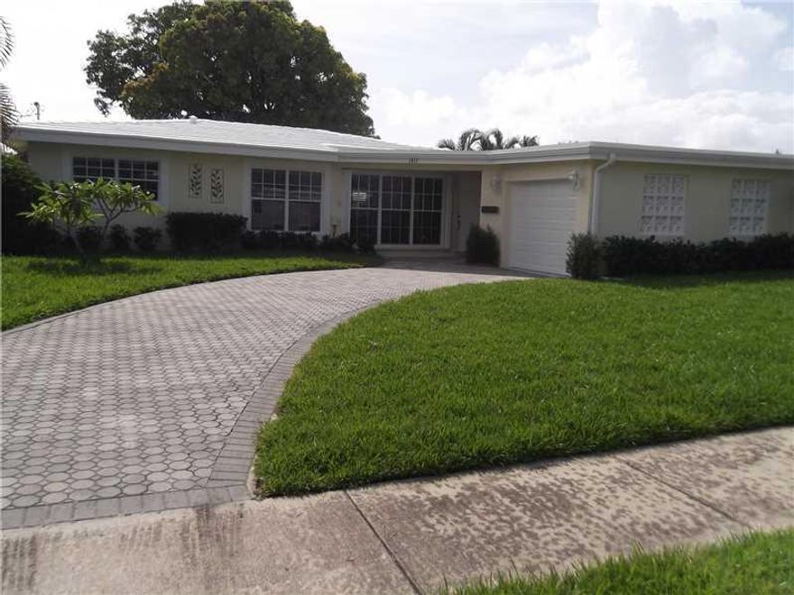 FANTASTIC DEEP WATER, OCEAN ACCESS COMPLETELY REMODELED 3/2 HOME IN DESIRABLE WATERVIEW ESTATES. ONLY 1 FIXED BRIDGE (FEDERAL HWY)KITCHEN HAS BRAND NEW KRAFTMAID WOOD CABINETS/GRANITE COUNTERS, DESIGNER BACKSPLASH, NEW STAINLESS STEEL APPLIANCES, 20" DIAG ONAL PORCELAIN TILE THROUGHOUT, REMODELED BATHROOMS WITH GRANITE, UPGRADED DOORS, BASE & CROWN MOLDINGS. NEW A/C. NEW FLAT ROOF, MAIN ROOF SEALED WITH 5 YEAR TRANSFERABLE WARRANTY. FRESHLY PAINTED INSIDE AND OUT. MOVE-IN READY!!